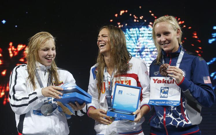 J.Jefimova (viduryje) metė iššūkį R.Meilutytei (kairėje)