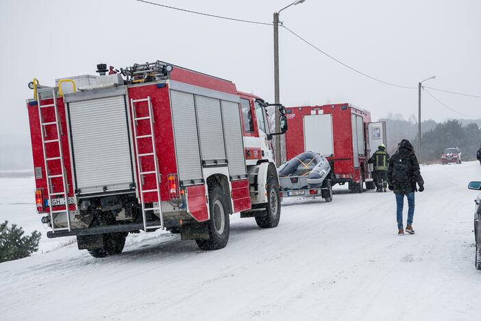 Ugniagesių pratybos – gelbėjimo darbai ant ledo