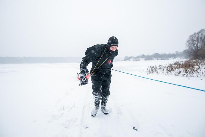 Ugniagesių pratybos – gelbėjimo darbai ant ledo