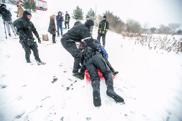 Ugniagesių pratybos – gelbėjimo darbai ant ledo