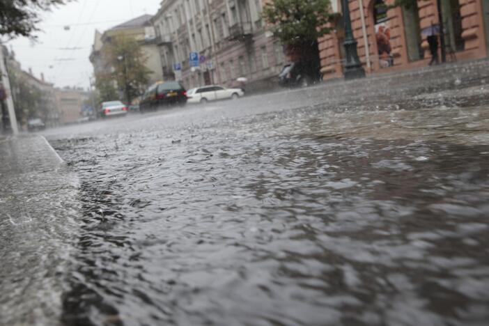 Ketvirtadienio popietę Vilnių prausė liūtis