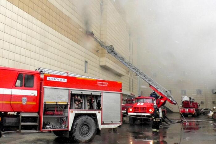 Rusijoje užsiliepsnojusiame prekybos centre – pragaras