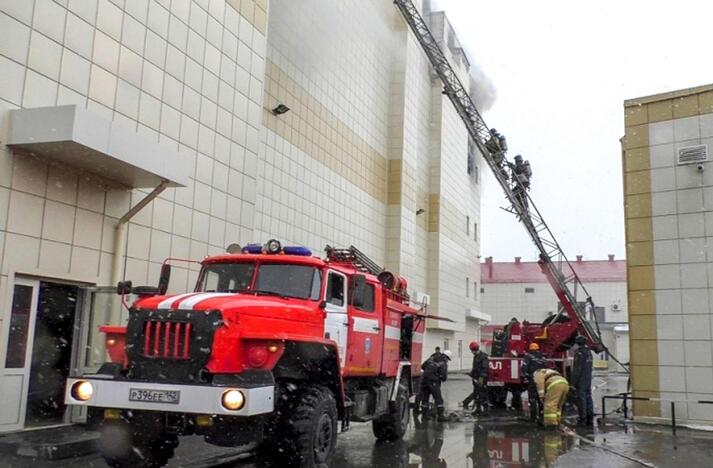 Rusijoje užsiliepsnojusiame prekybos centre – pragaras