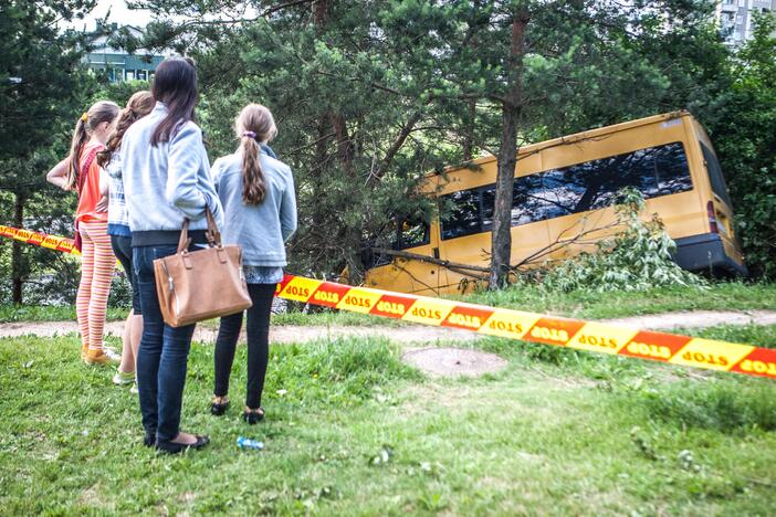 Šilainiuose nuo skardžio nuvažiavo maršrutinis autobusas