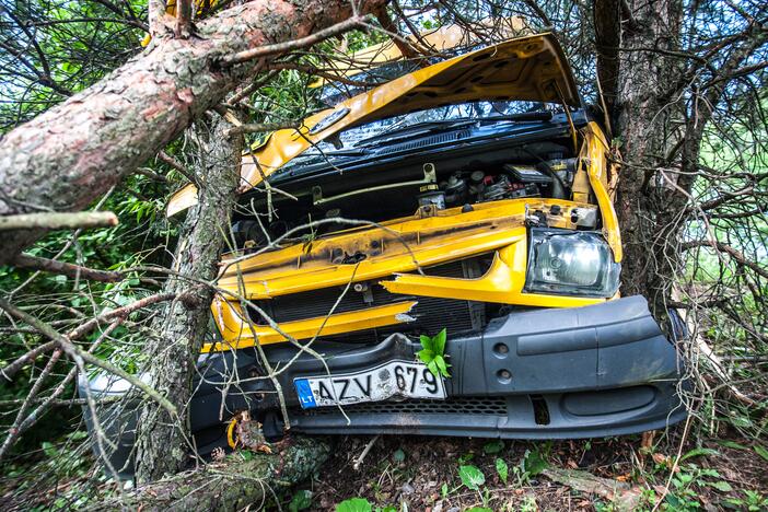 Šilainiuose nuo skardžio nuvažiavo maršrutinis autobusas