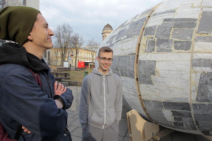 Į rekordų knygą pretenduojantis milžiniškas margutis pasiekė Kauno Studentų skverą.