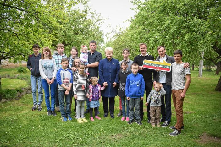 Prezidentė aplankė 14 vaikų auginančią šeimą