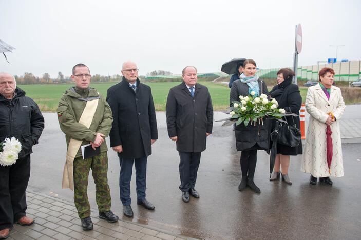 Kapsulės su žeme iš Komunarkos įkasimas