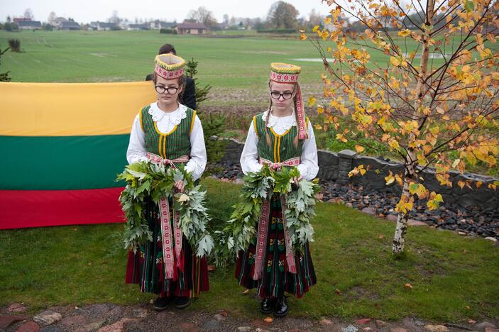 Kapsulės su žeme iš Komunarkos įkasimas