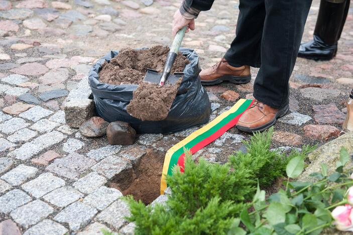 Kapsulės su žeme iš Komunarkos įkasimas