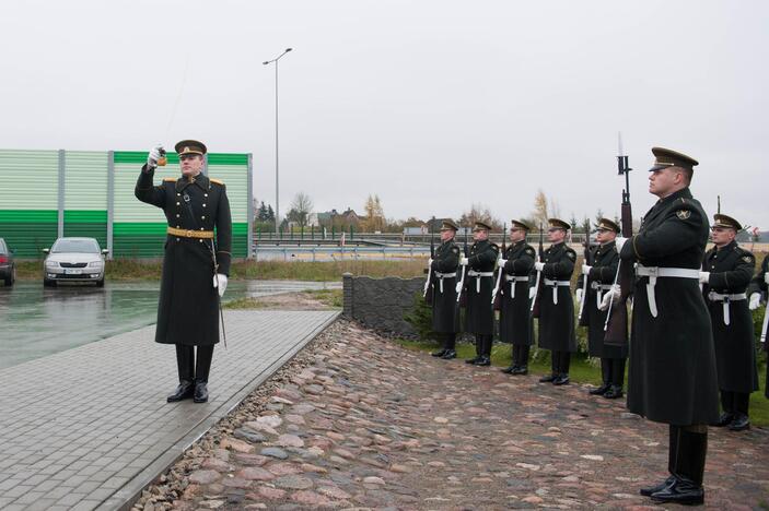 Kapsulės su žeme iš Komunarkos įkasimas