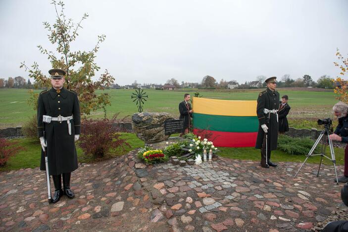 Kapsulės su žeme iš Komunarkos įkasimas