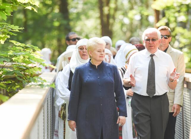 Prezidentė jau pasivaikščiojo Anykščių medžių viršūnėmis