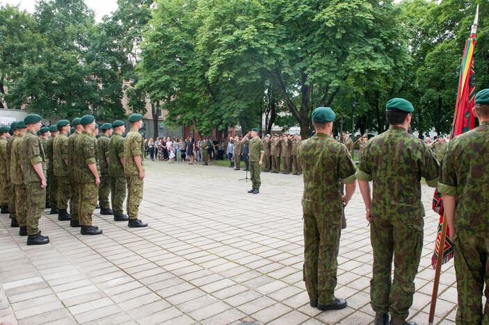 Prisiekė nauja karininkų laida