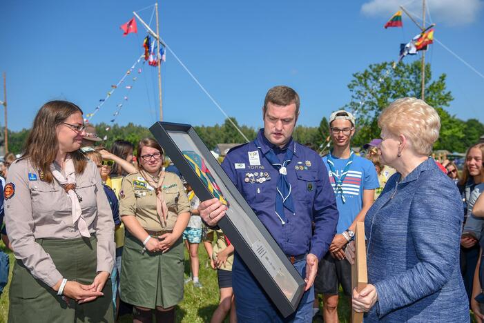 Prezidentei įteiktas garbingiausias skautų apdovanojimas