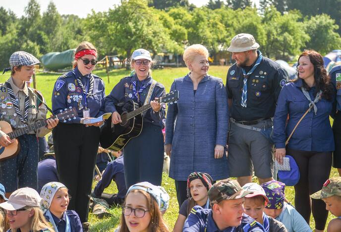 Prezidentei įteiktas garbingiausias skautų apdovanojimas