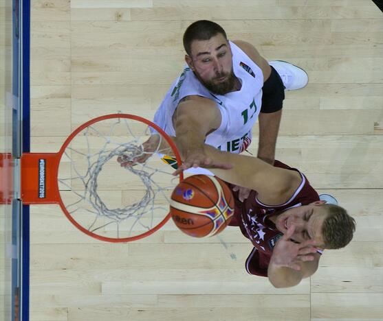 Europos krepšinio čempionatas: Lietuva - Latvija 68:49