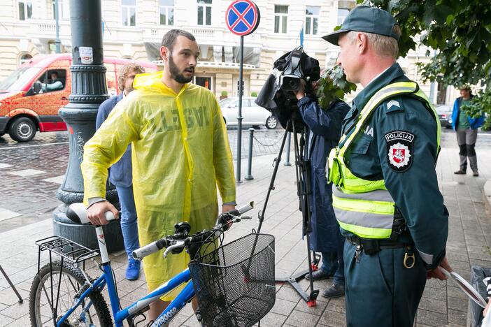 Šmaikštus policijos reidas dviratininkams