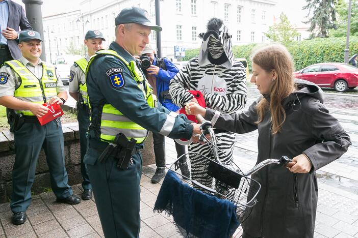 Šmaikštus policijos reidas dviratininkams