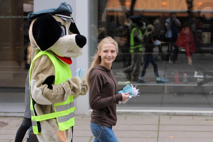 Pažymėdami Policijos dieną studentai ir policininkai kauniečiams dalijo angelus.