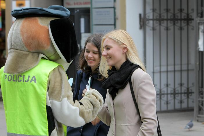 Pažymėdami Policijos dieną studentai ir policininkai kauniečiams dalijo angelus.