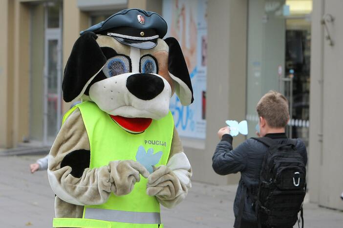 Pažymėdami Policijos dieną studentai ir policininkai kauniečiams dalijo angelus.