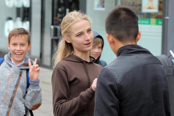 Pažymėdami Policijos dieną studentai ir policininkai kauniečiams dalijo angelus.