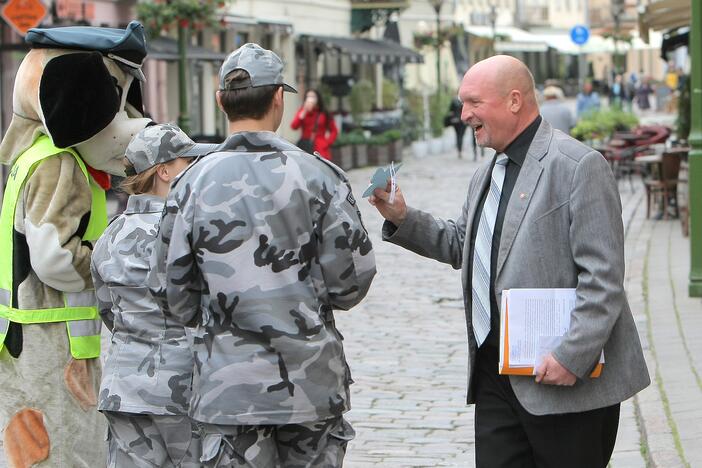 Pažymėdami Policijos dieną studentai ir policininkai kauniečiams dalijo angelus.