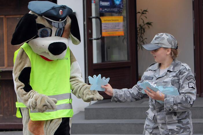 Pažymėdami Policijos dieną studentai ir policininkai kauniečiams dalijo angelus.