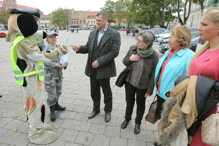 Pažymėdami Policijos dieną studentai ir policininkai kauniečiams dalijo angelus.