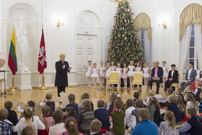 Prezidentė kartu su vaikais paskelbė akcijos „Knygų Kalėdos" pradžią