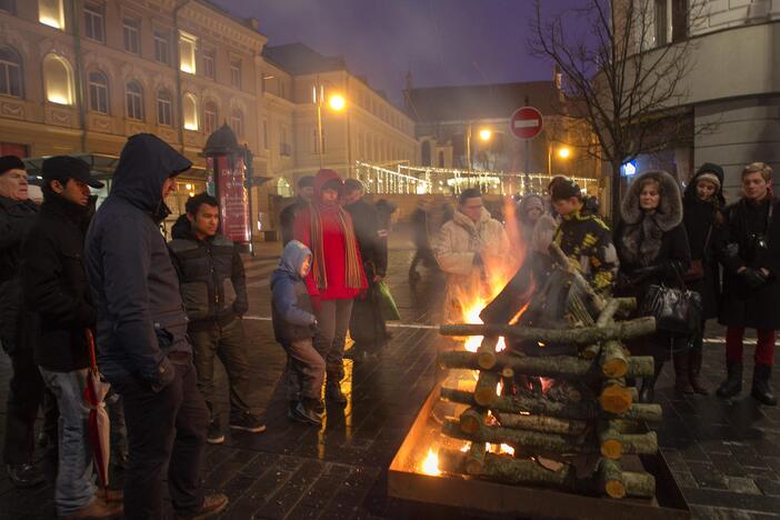 Sostinėje uždegta 16 simbolinių laužų 