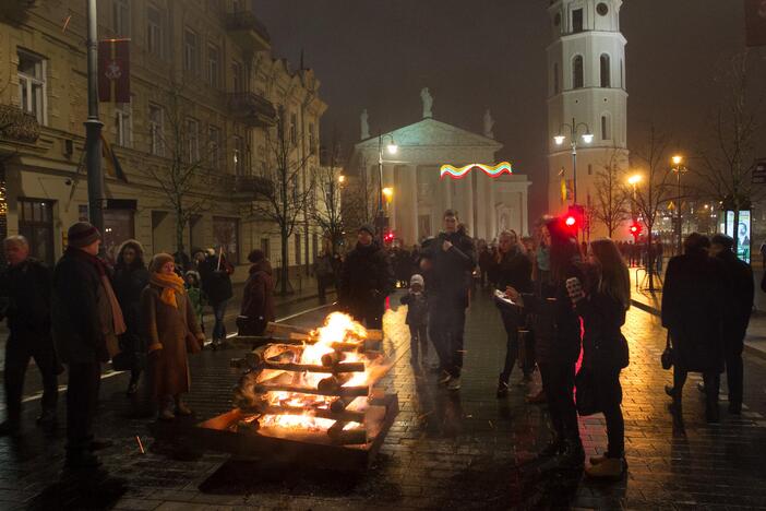 Sostinėje uždegta 16 simbolinių laužų 