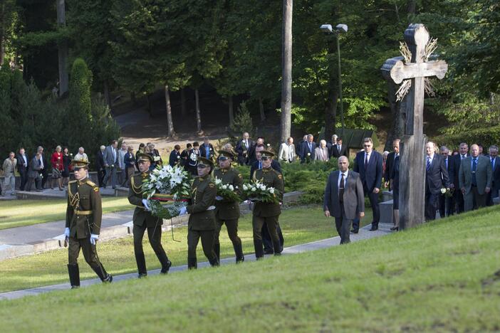 Valdžios atstovai padėjo gėlių ant prezidento A. Brazausko kapo