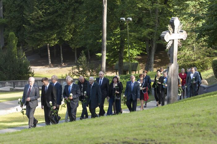 Valdžios atstovai padėjo gėlių ant prezidento A. Brazausko kapo