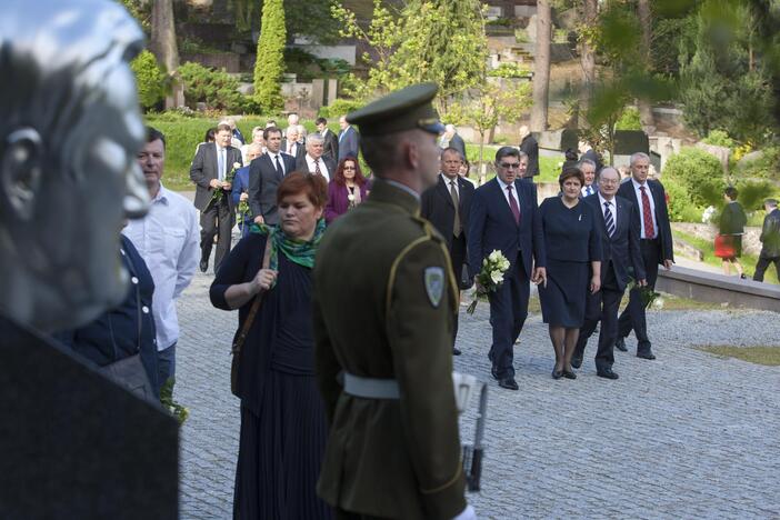 Valdžios atstovai padėjo gėlių ant prezidento A. Brazausko kapo