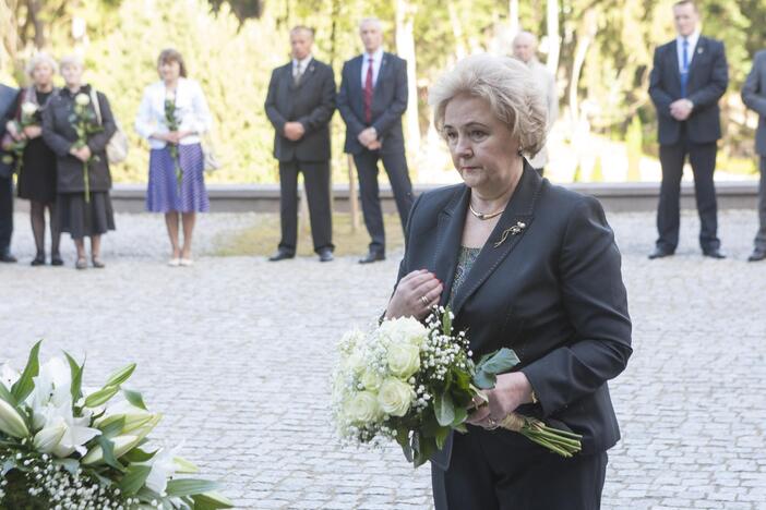 Valdžios atstovai padėjo gėlių ant prezidento A. Brazausko kapo