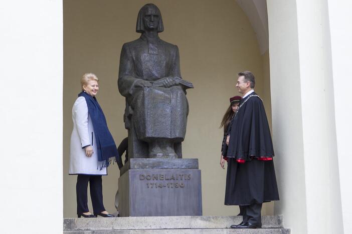 VU kieme atitengtas paminklas K. Donelaičiui