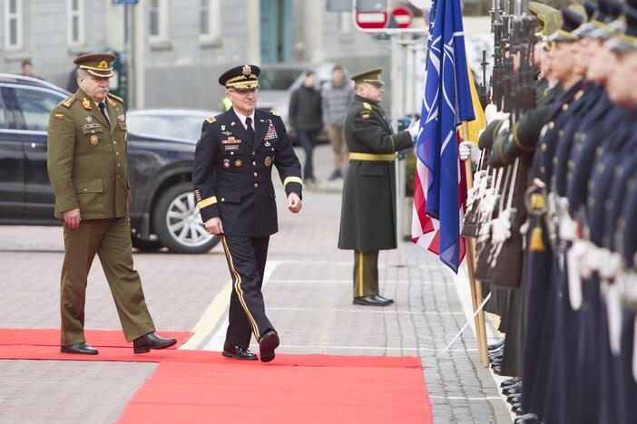 Lietuvoje vieši NATO pajėgų Europoje vadas