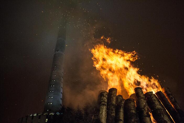 Sostinėje liepsnojo atminimo laužai