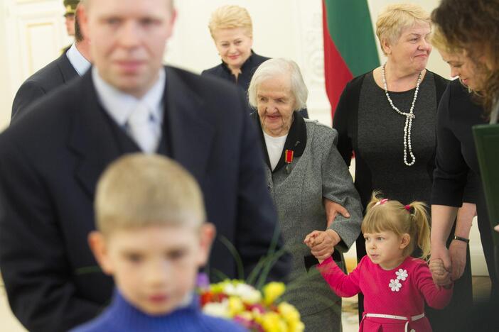 Prezidentė apdovanojo daugiavaikes mamas