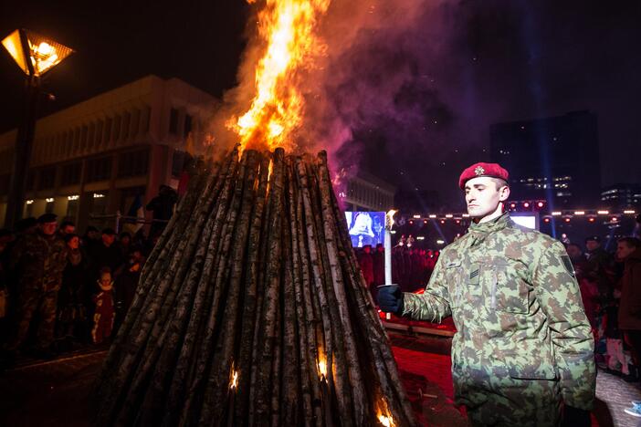 Sostinėje liepsnojo atminimo laužai