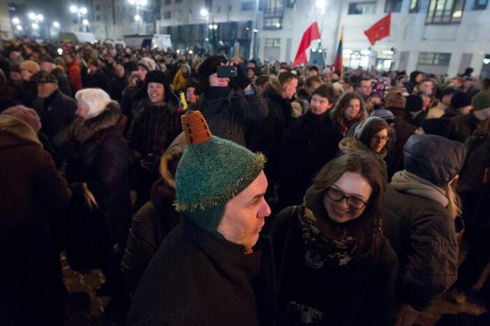 Sostinėje liepsnojo atminimo laužai