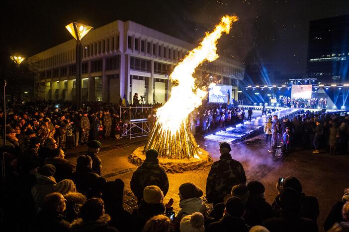 Sostinėje liepsnojo atminimo laužai