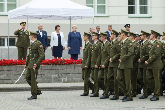 Kariūnams suteiktas leitenanto laipsnis