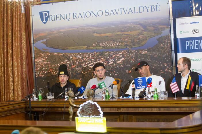 Pirmoji brolių Ballų treniruotė ir spaudos konferencija