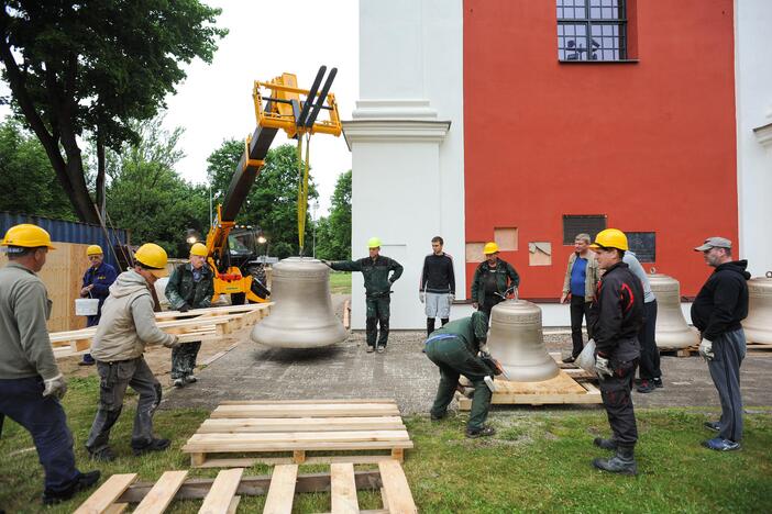 Šv. Apaštalų Pilypo ir Jokūbo bažnyčioje iškraunami varpai