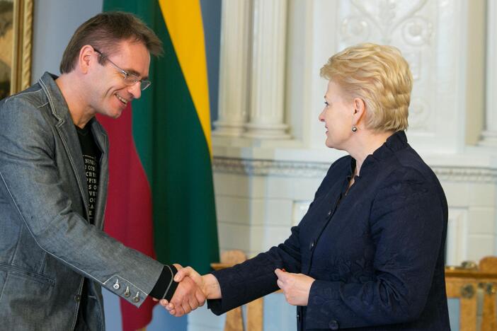 Prezidentė M. Mikutavičiui įteikė ordino „Už nuopelnus Lietuvai“ medalį