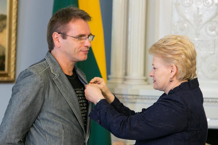 Prezidentė M. Mikutavičiui įteikė ordino „Už nuopelnus Lietuvai“ medalį