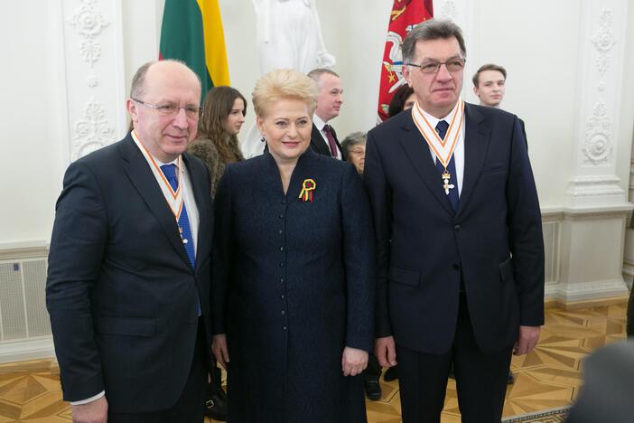 Dalia Grybauskaitė Valstybės atkūrimo dieną apdovanojo esamą ir buvusį premjerą, užsienio reikalų ministrą, buvusį ambasadorių Ukrainoje